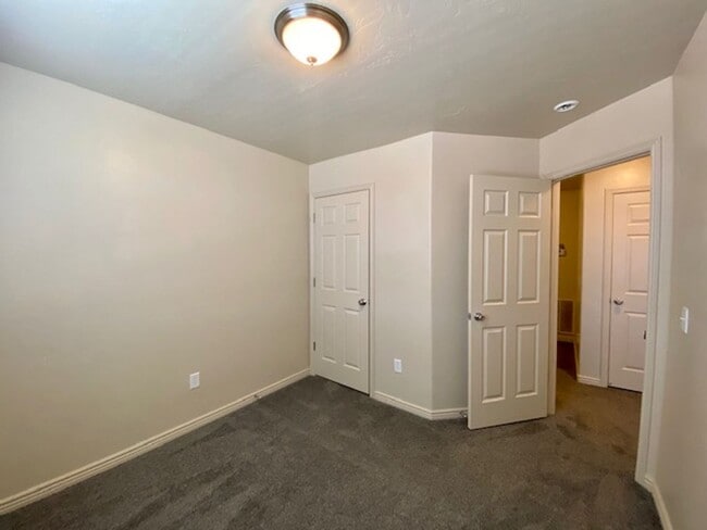 Building Photo - LARGE TOWNHOME AVAILABLE FOR RENT!