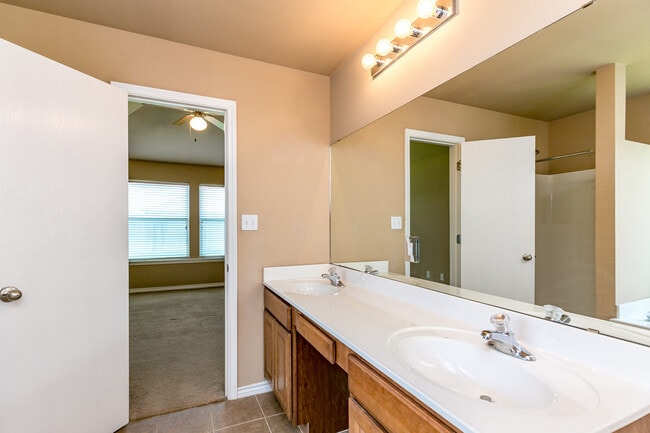 Building Photo - 3809 Los Arroyos Dr