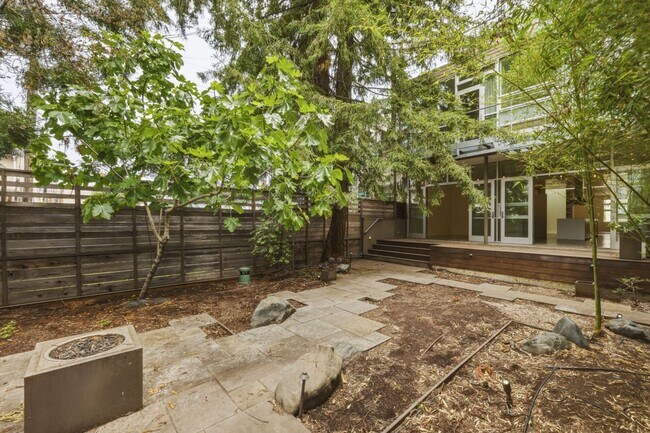 Building Photo - 1076 S Van Ness Ave