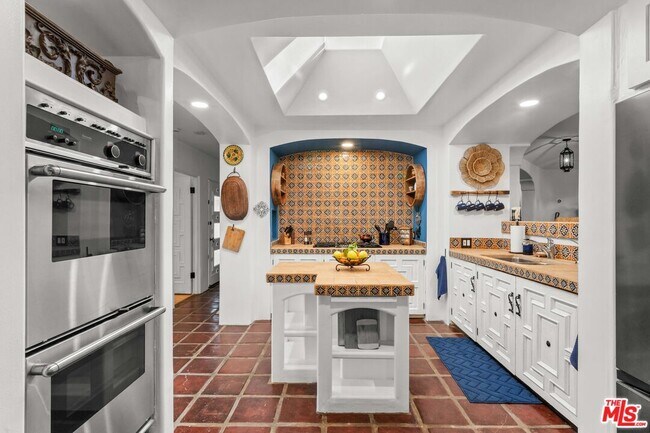 Building Photo - 2231 S Caliente Dr