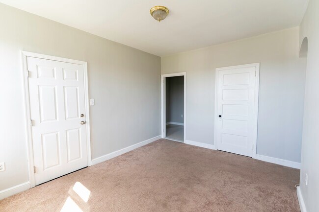 Building Photo - 711 Dekalb St