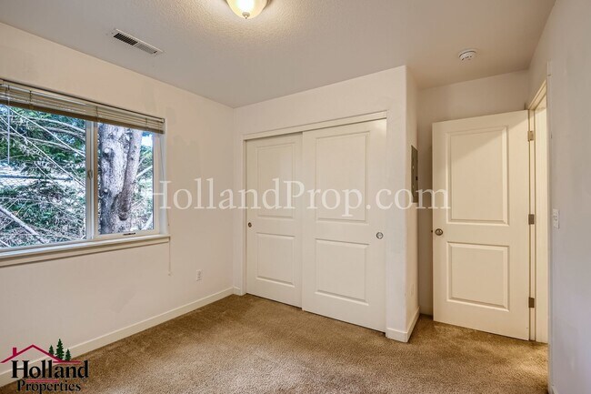 Building Photo - Spacious 2 Bedroom, 2 Bathroom Apartment with Dual Decks in Northeast Portland! NEW PRICE $1,750 !!