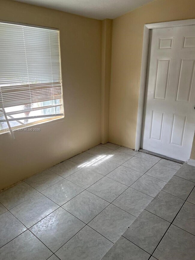 Building Photo - 1020 W 2nd St