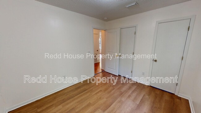 Building Photo - 111 Oakridge Cir