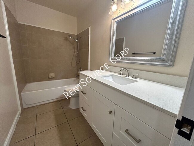 Building Photo - 2 Bedroom 1 Bathroom unit in Lancaster jus...