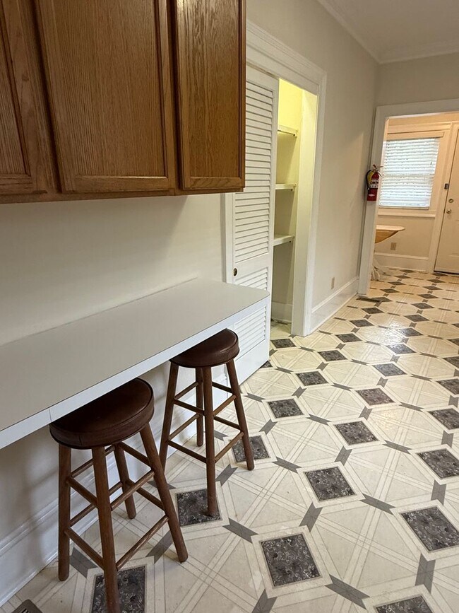 Building Photo - Spacious 1 Bedroom Convenient to Downtown ...