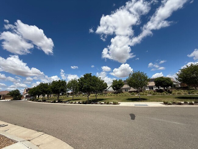 Building Photo - 3 bedroom, 2 bathroom home located in the vibrant community of Madera, CA