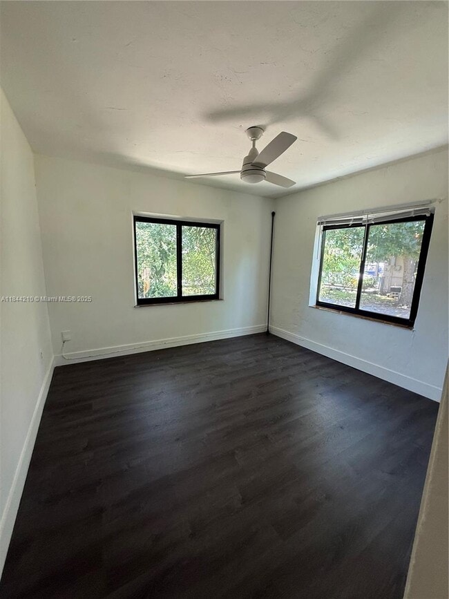 Building Photo - 402 SW 33rd Ave