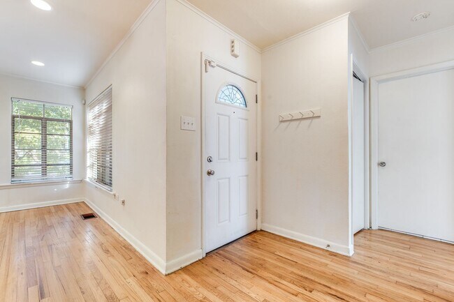 Building Photo - 3-BEDROOM HOME IN FANTASTIC ALAMO HEIGHTS ...