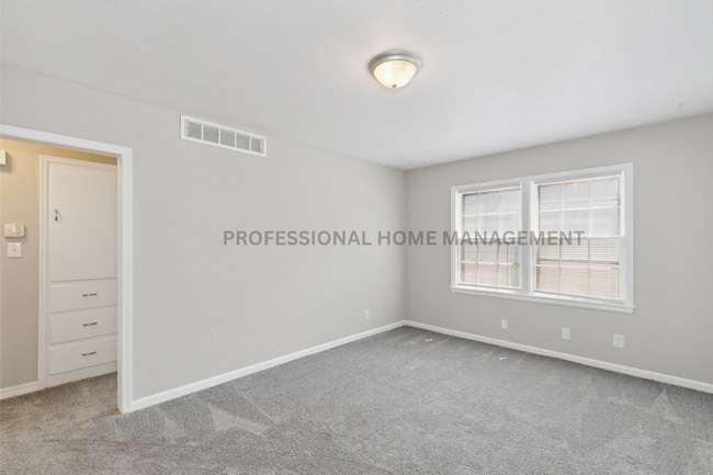 Building Photo - Updated 3 bed / 2 bath house With Exceptio...