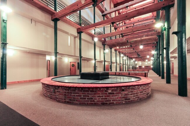 Building Photo - 200 Market St