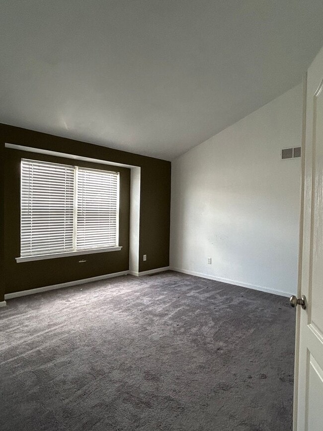Building Photo - COMING SOON! Townhouse in Dover