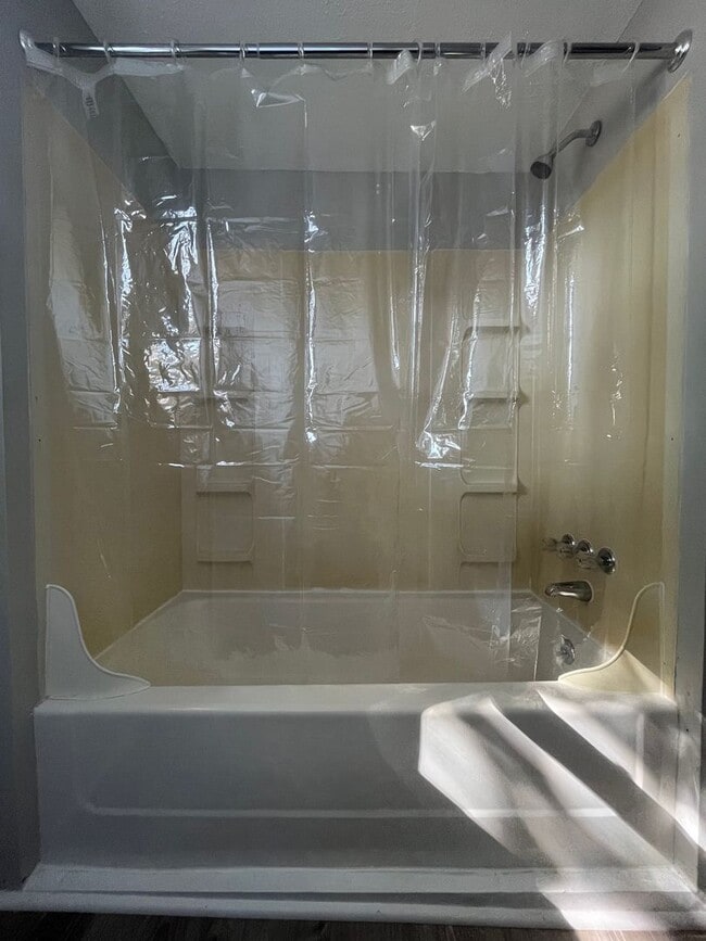 Building Photo - Three Bedroom Home