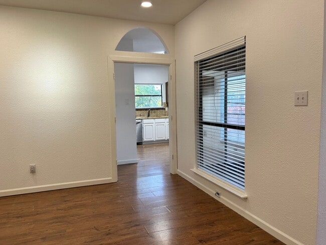 Building Photo - 1007 Dandelion Dr