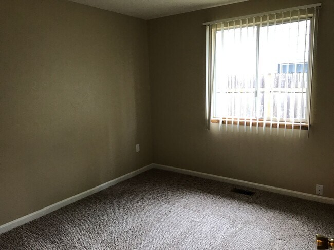 Building Photo - Spacious 3 bdrm/1.5 bath, Garage, Fenced B...