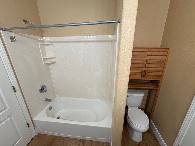 Building Photo - NW Visalia Available Now!