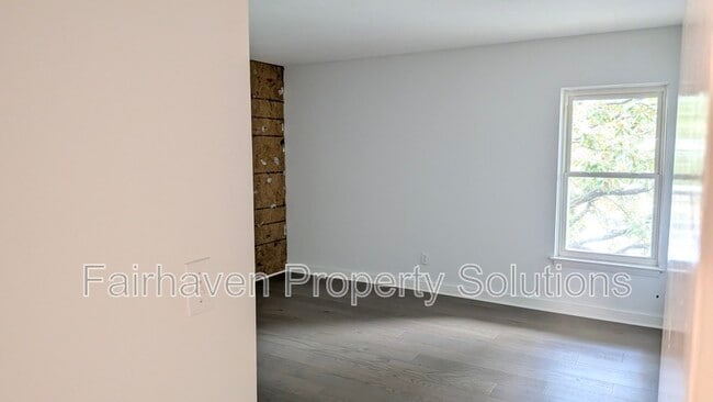 Building Photo - 566 River St