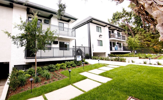 Building Photo - 10914 Rose Ave