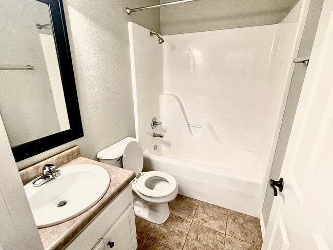 Building Photo - Quiet, Well-Maintained 2Bed/2.5Bath Home – Prime Fayetteville Location!