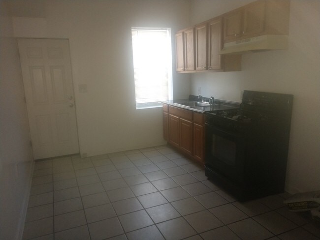 Kitchen - 402 E Lorraine Ave