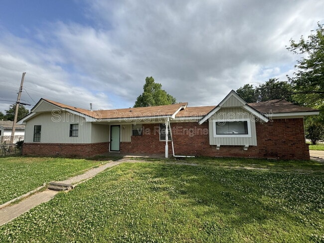 Primary Photo - 1400 Brookdale Dr