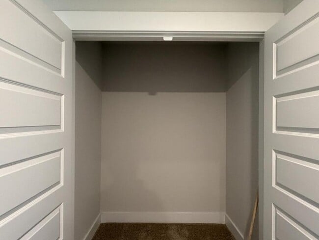 Building Photo - 105 S Grassland Rd