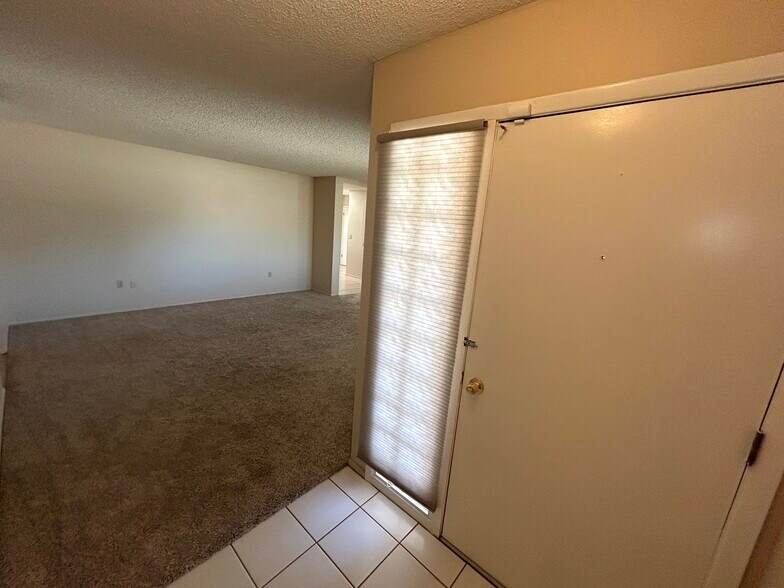 Building Photo - 10615 W Cheryl Dr