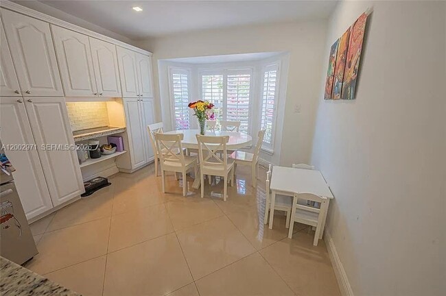 Building Photo - 1135 W Lake St