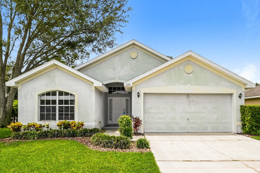 Primary Photo - 1195 Lake Pl Ct