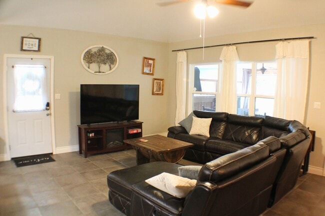 Building Photo - CANYON LAKE HILLS