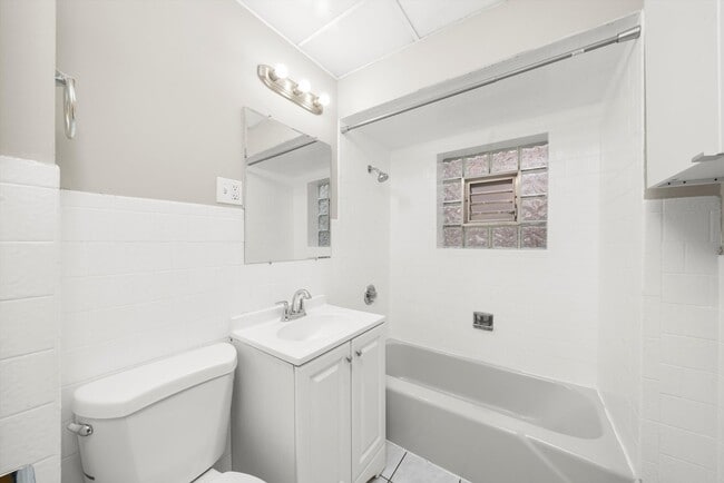 Building Photo - 2420 S Oakley Ave