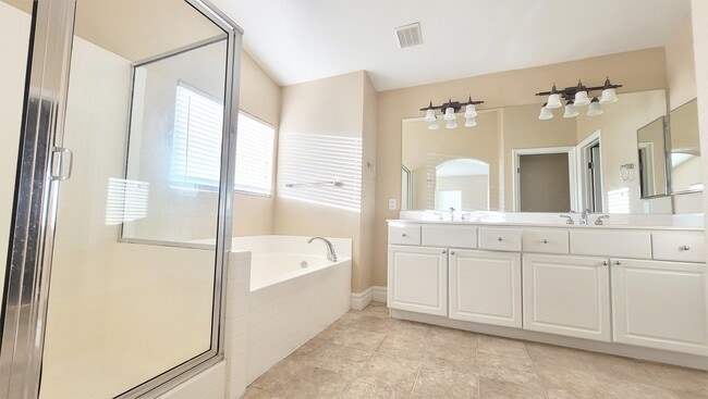 Building Photo - 229 Fairway Woods Dr