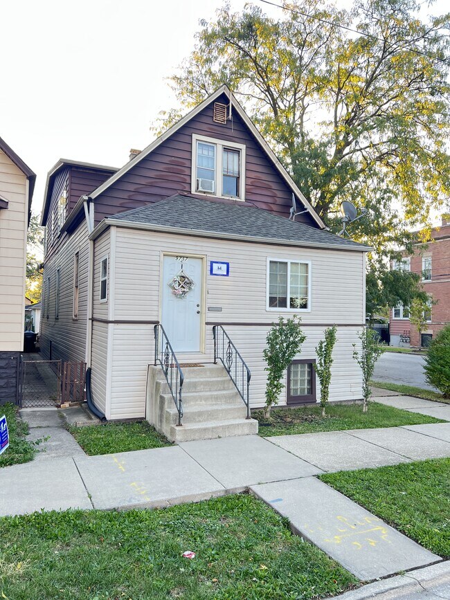 Building Photo - 9757 S Ave M