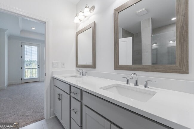 Building Photo - 10744 Davis Dr