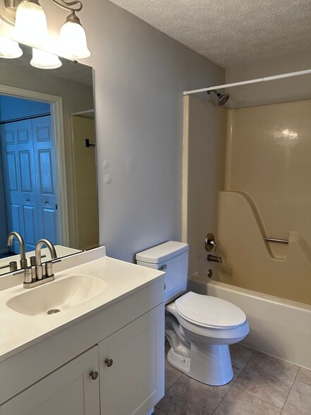Building Photo - 5035 Hamilton Dr