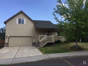 Building Photo - NE 4 Bedroom, 3 Bath, Gas Fireplace/Heat, ...