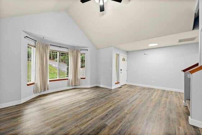 Building Photo - Spacious 3-Bed Home w/ AC, RV Parking & Hu...