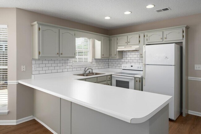Building Photo - 132 King James Ct