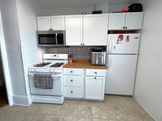 Building Photo - 130 Lathrop St