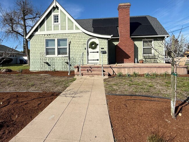 Building Photo - 3 Bedroom, 2 Bathroom charming Craftsman Style Home nestled in the heart of Tulare, CA