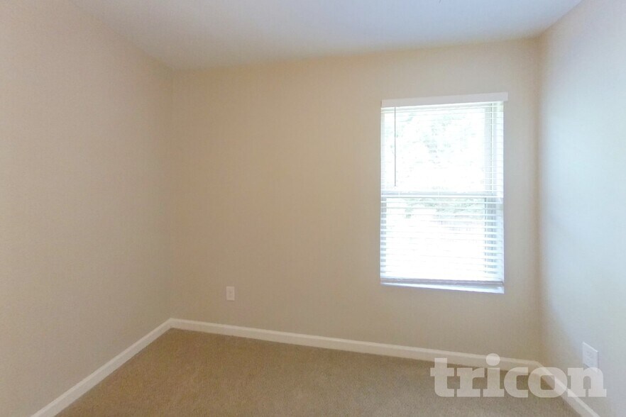 Building Photo - 4118 Lindbergh Wy