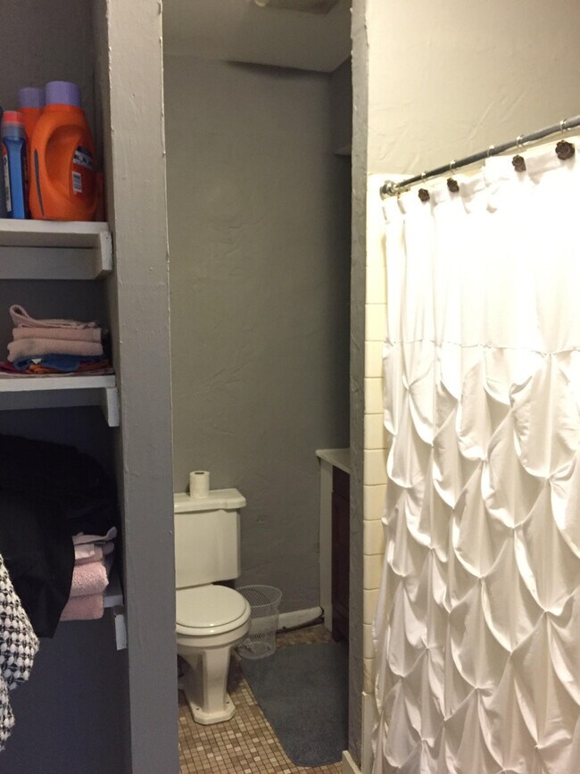 Building Photo - 1 Bedroom 1 Bath Upstairs Downtown Lafayette