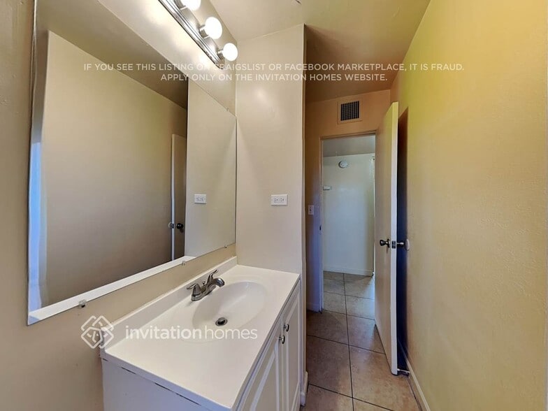 Building Photo - 527 W 1st St