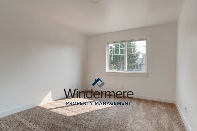 Building Photo - Charming Home in the Heart of Oak Harbor –...