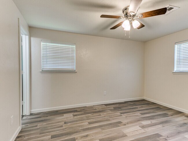 Building Photo - 4 Bedroom/2 Bath home with fenced yard.