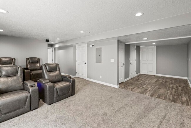 Building Photo - 247 W Box Creek Dr