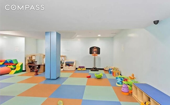 Building Photo - 340 E 64th St
