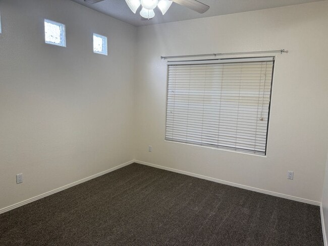Building Photo - Location, Location!  3 Br, 2 Ba, fireplace in living room, kitchen appliances