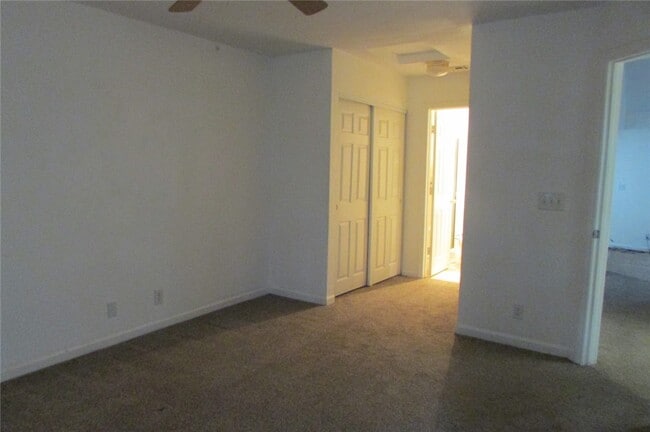 Building Photo - 2440 Lakeside Dr