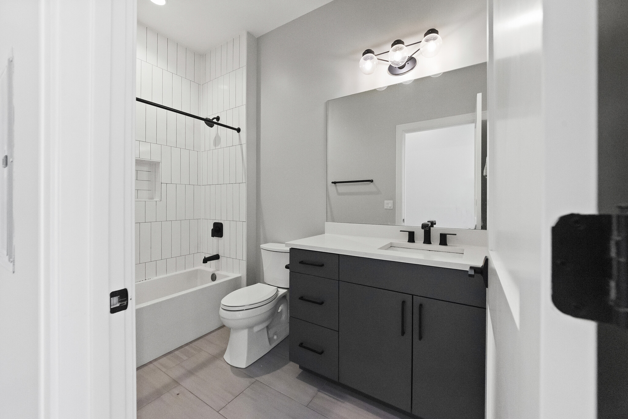 Building Photo - 1051 W Cornelia Ave